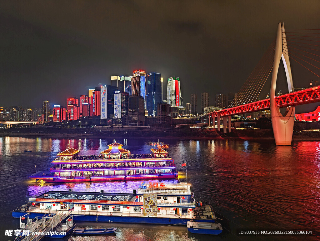 重庆夜景中的游船与桥梁