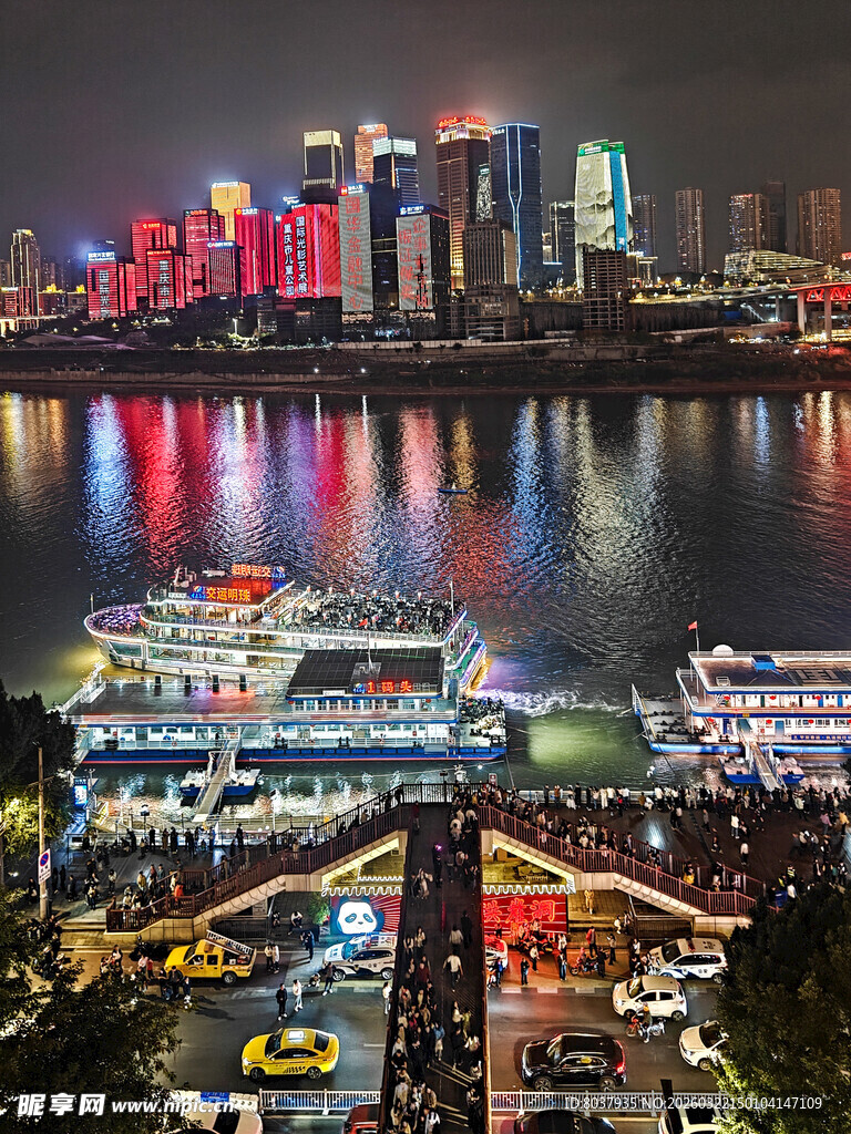 重庆夜景下的繁华江畔