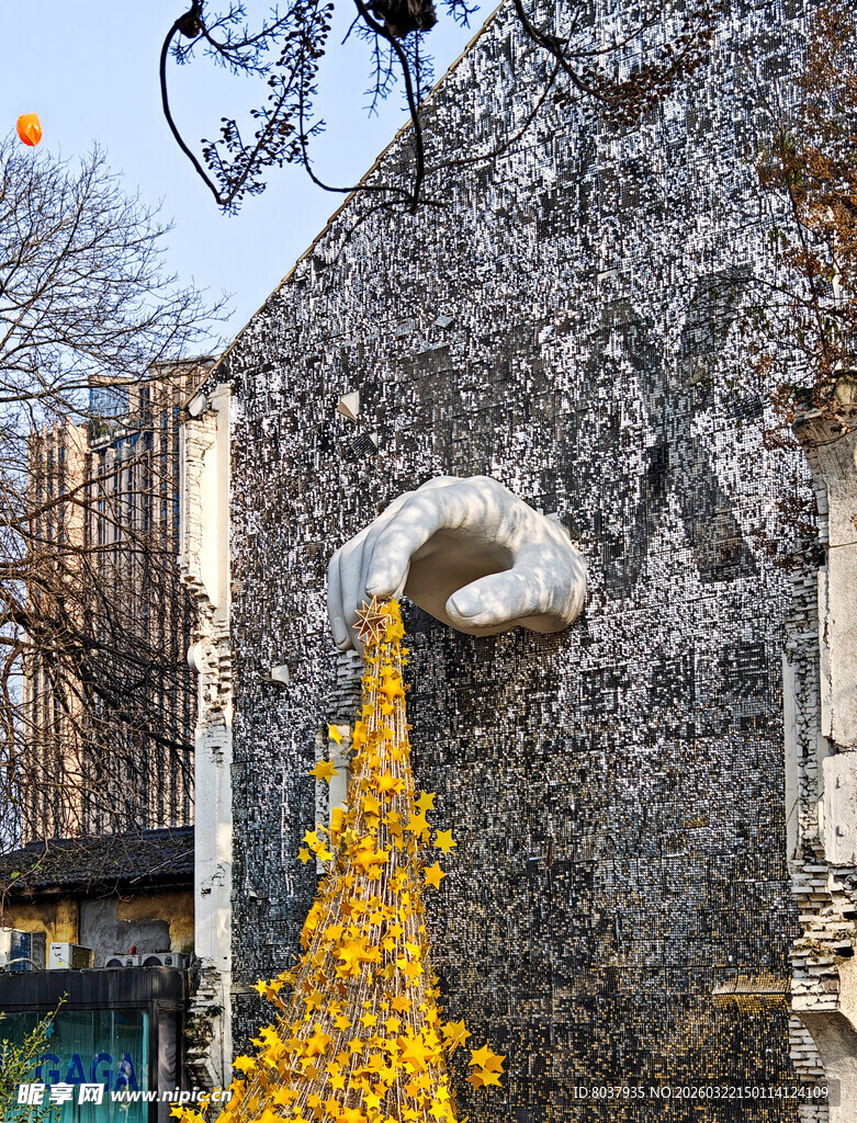 石墙旁金黄秋叶的美丽景致