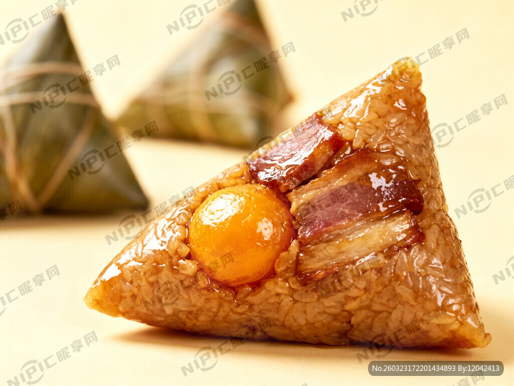 前景是一个充满食欲的咸肉蛋黄粽