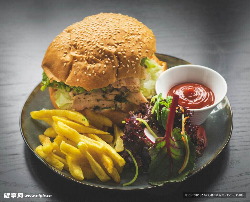 汉堡配薯条
