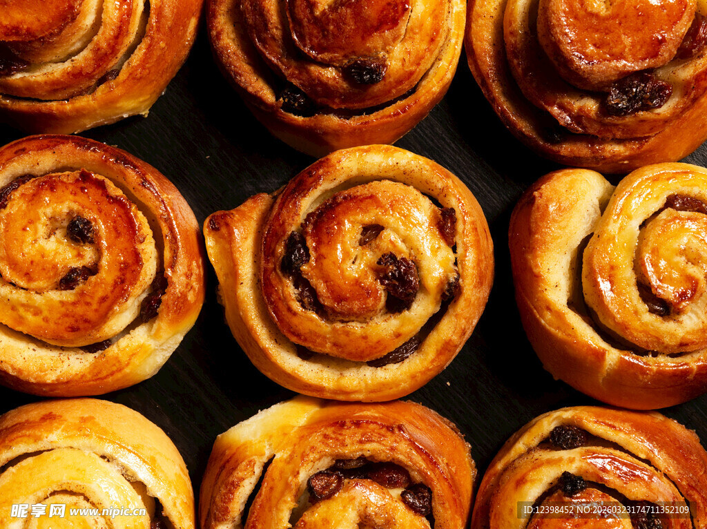 美味肉桂卷整齐排列