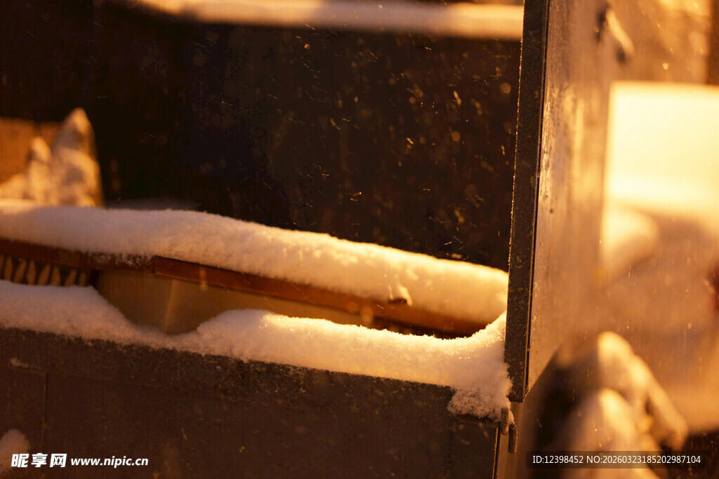 冬日铁栏杆上的积雪