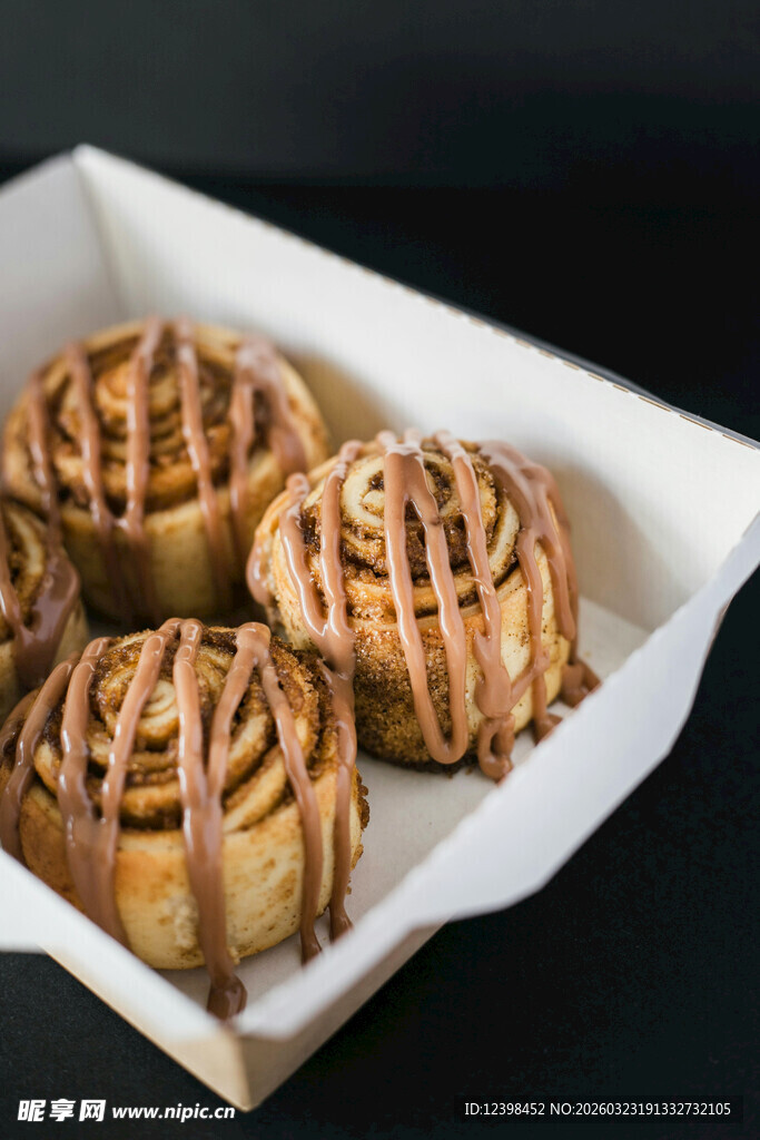 美味巧克力淋面肉桂卷