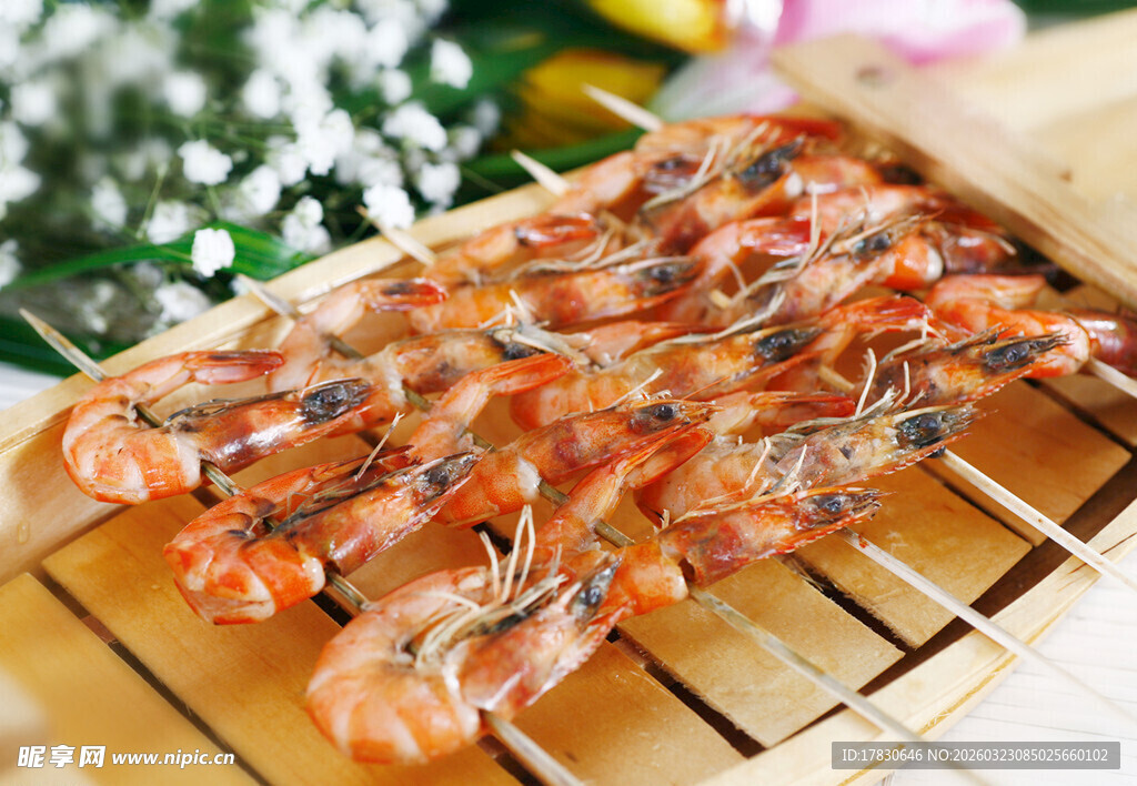 烤架上的美味鲜虾串