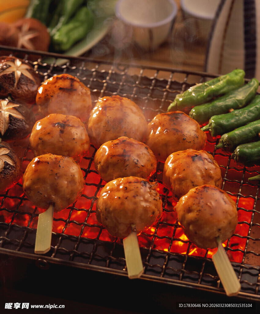 炭火烤制的美味肉丸串