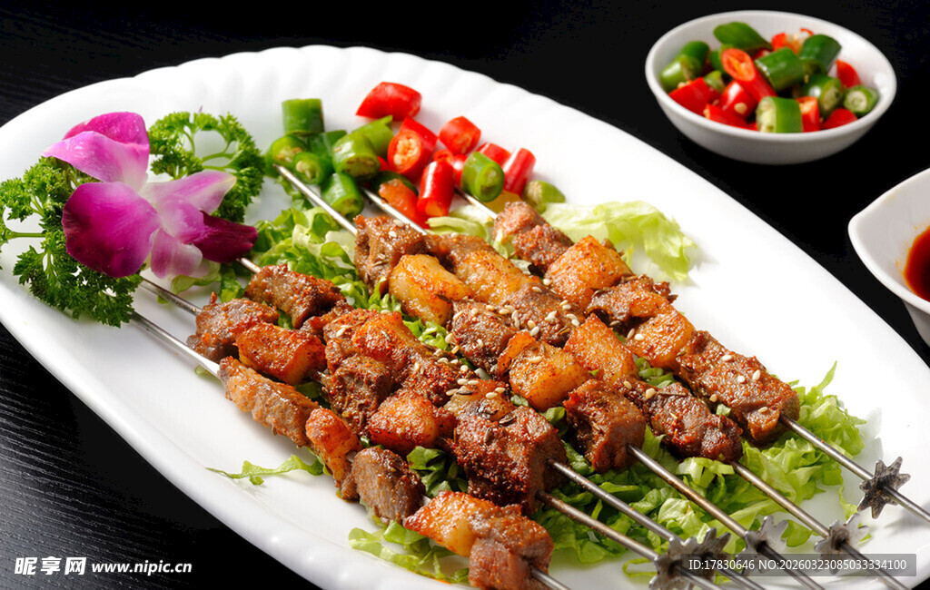 美味烤肉串色泽诱人