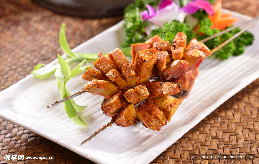 香烤鱿鱼串摆盘精致诱人