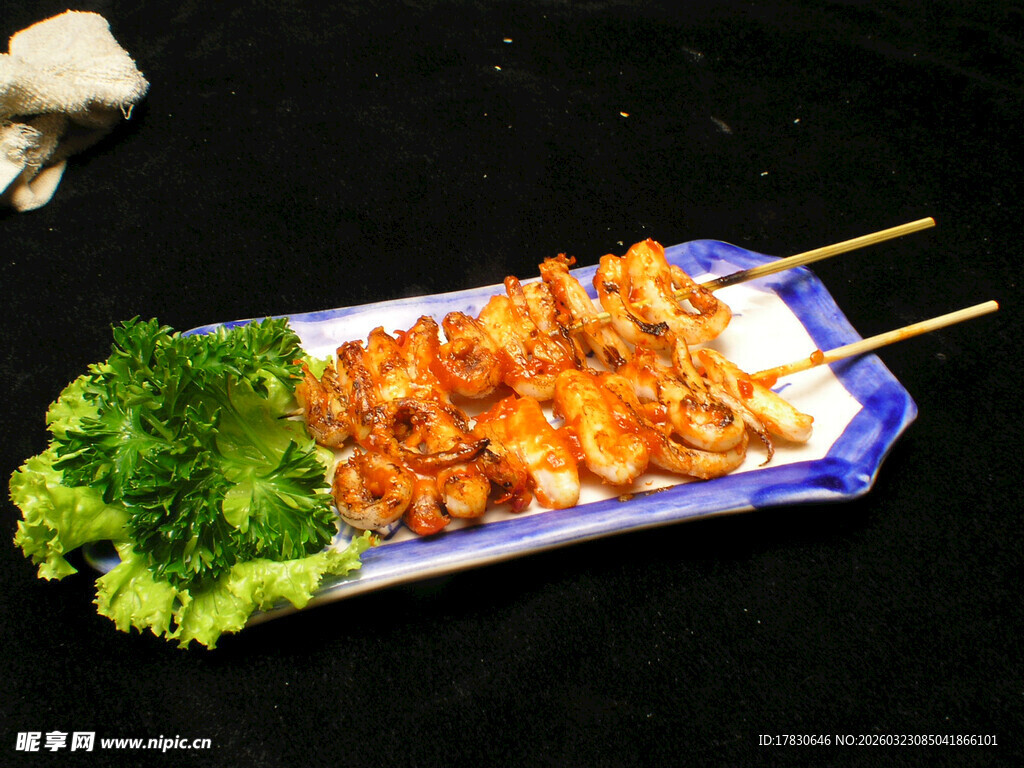 美味鸡肉串搭配新鲜生菜