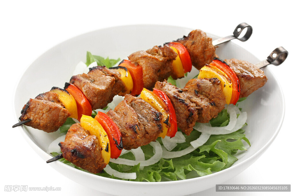 美味烤肉串配新鲜蔬菜