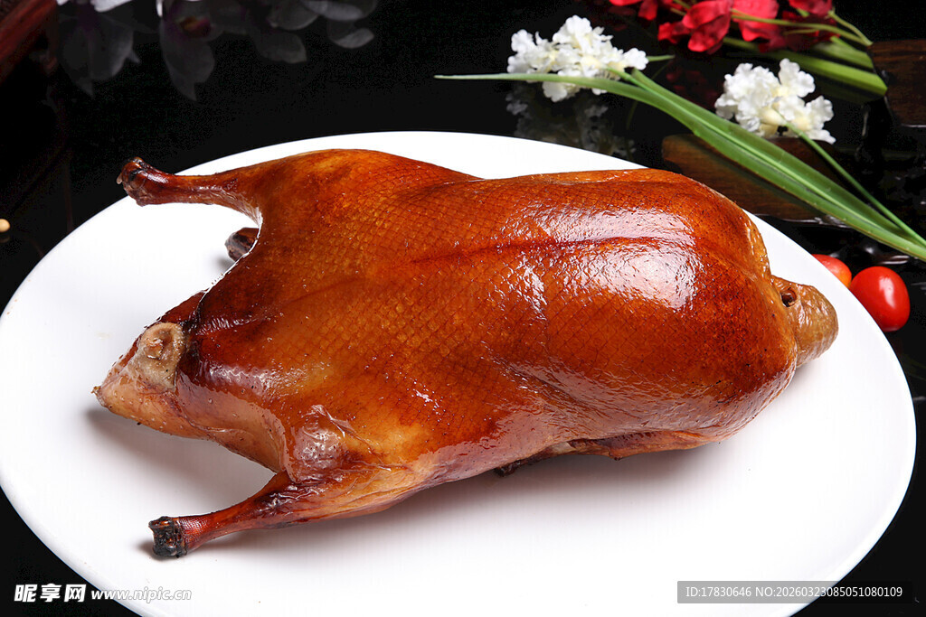 美味烤鸭摆于盘中
