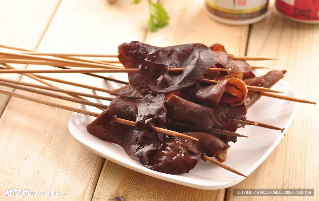 美味烤串摆于盘中
