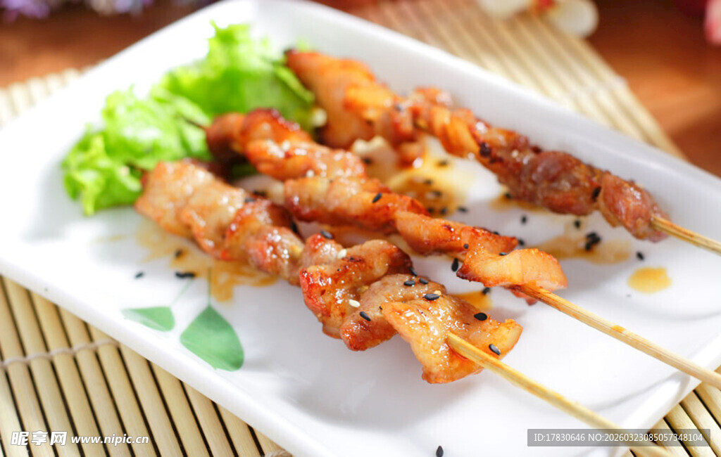 美味烤串摆于精致盘中