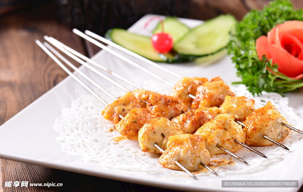 烤鱿鱼串摆放在精致白盘上