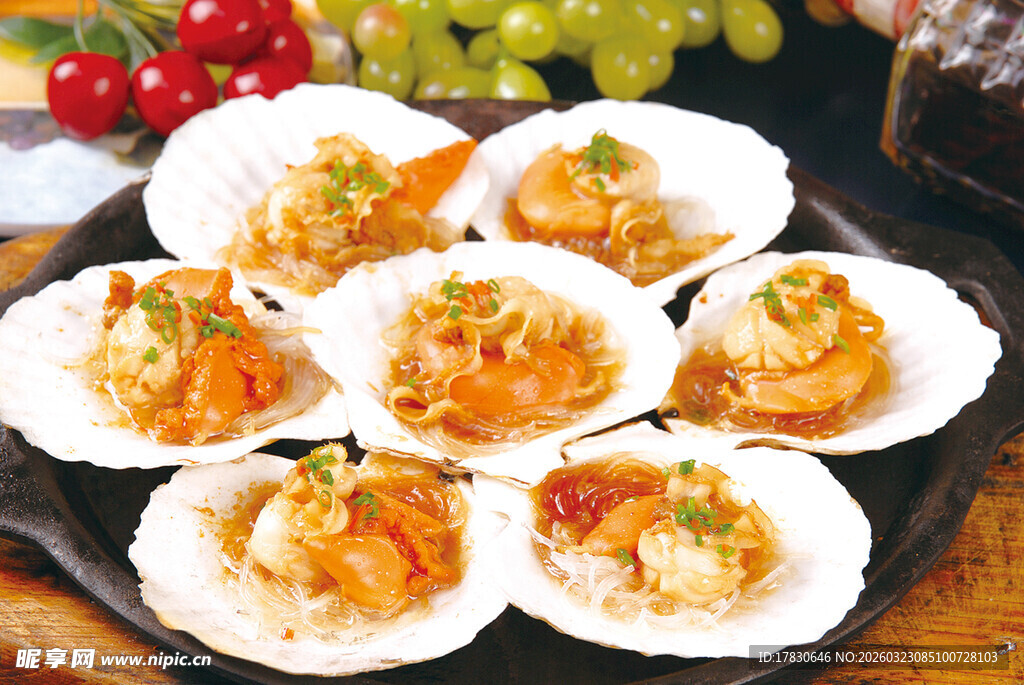 美味蒜蓉粉丝蒸扇贝