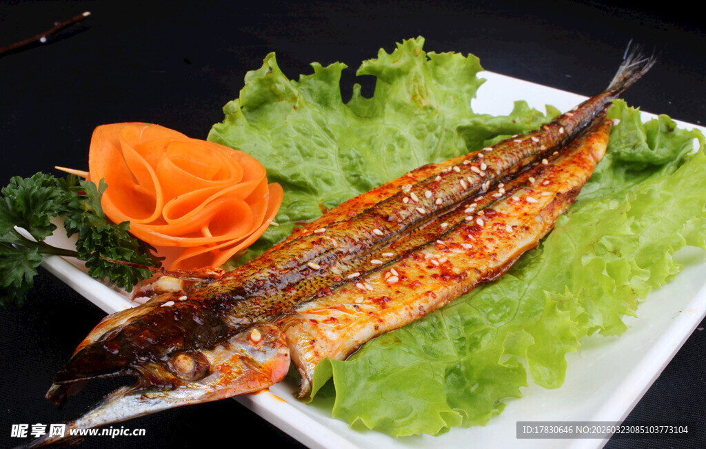 香煎秋刀鱼配蔬菜