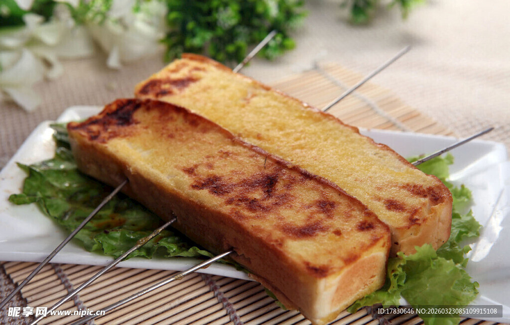 香煎豆腐摆于翠绿生菜上