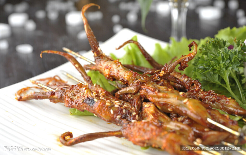 美味烤串诱人上桌