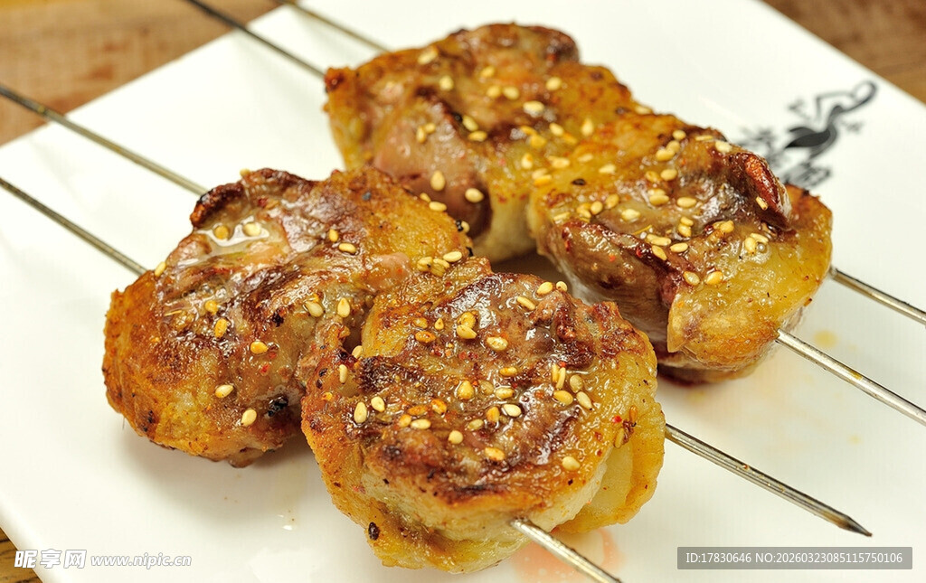 烤牛肉饼串在金属架上