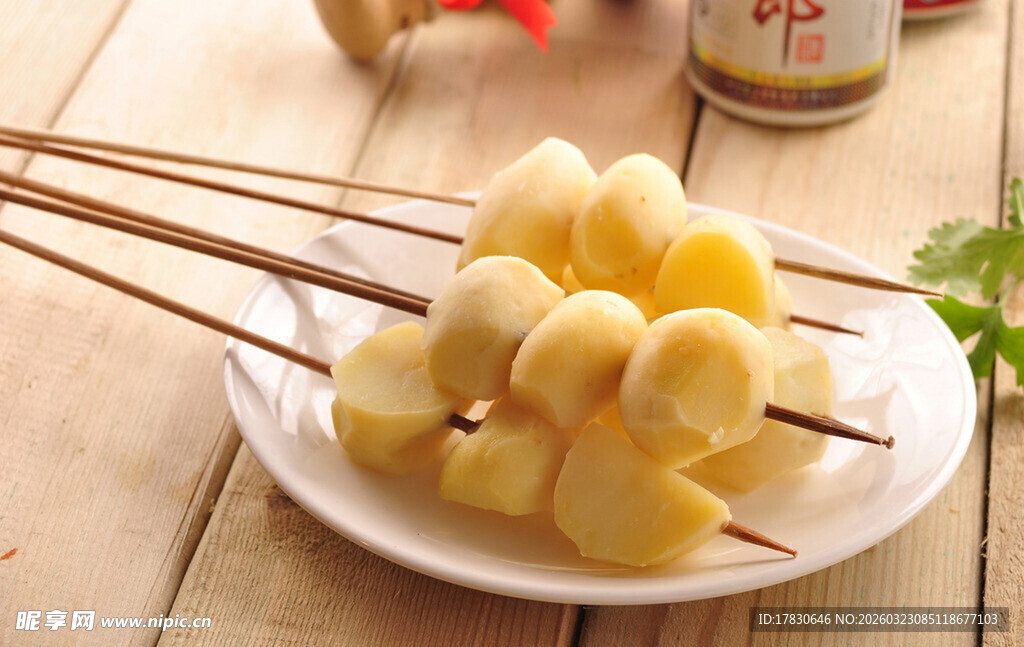 美味土豆串摆于盘中