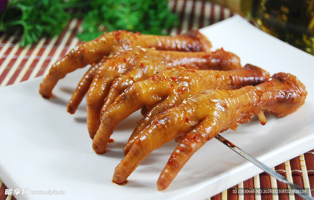 美味卤鸡爪摆于白盘上