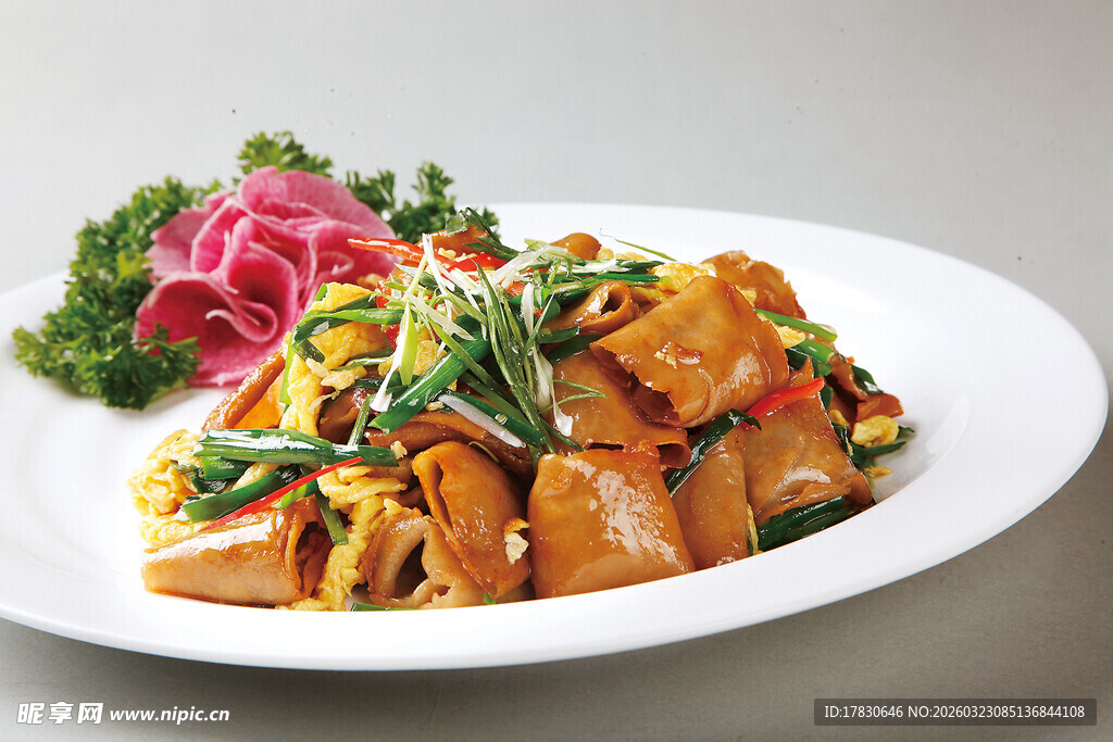 美味炒猪肚配清新蔬菜