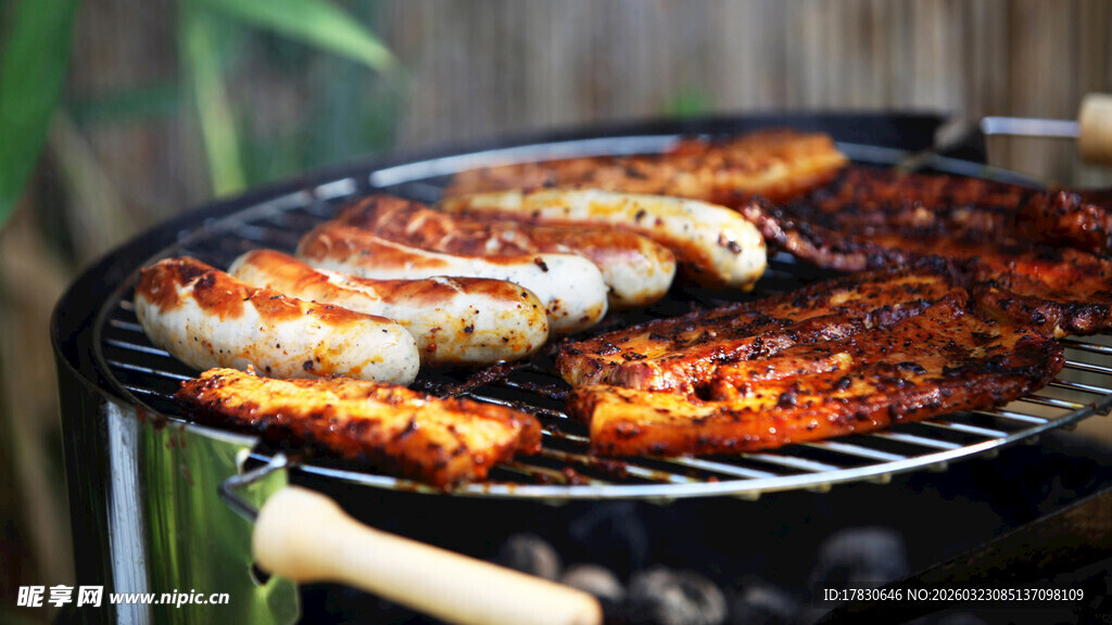 户外烧烤架上的美味烤肉