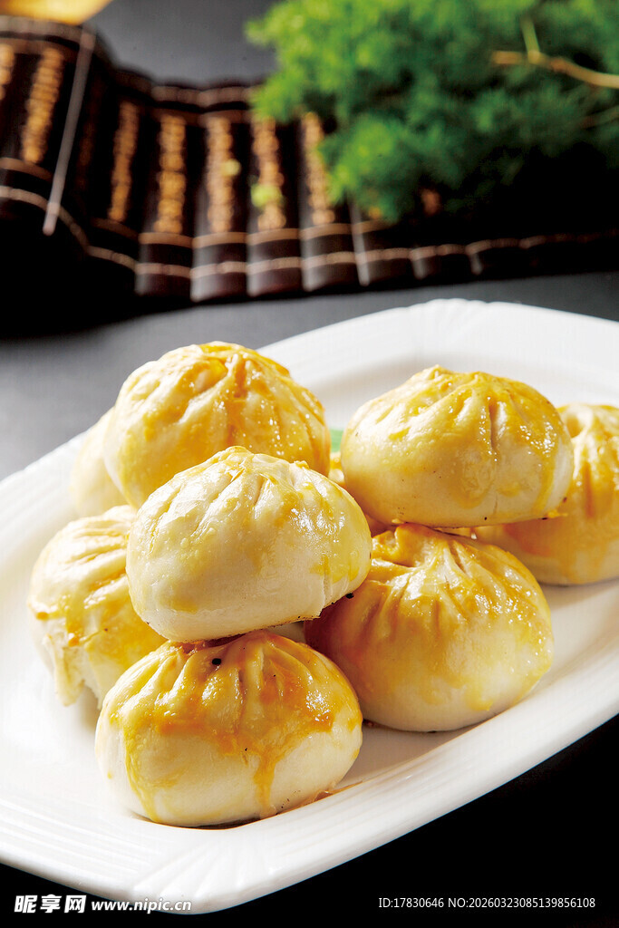 美味小笼包摆放在盘中