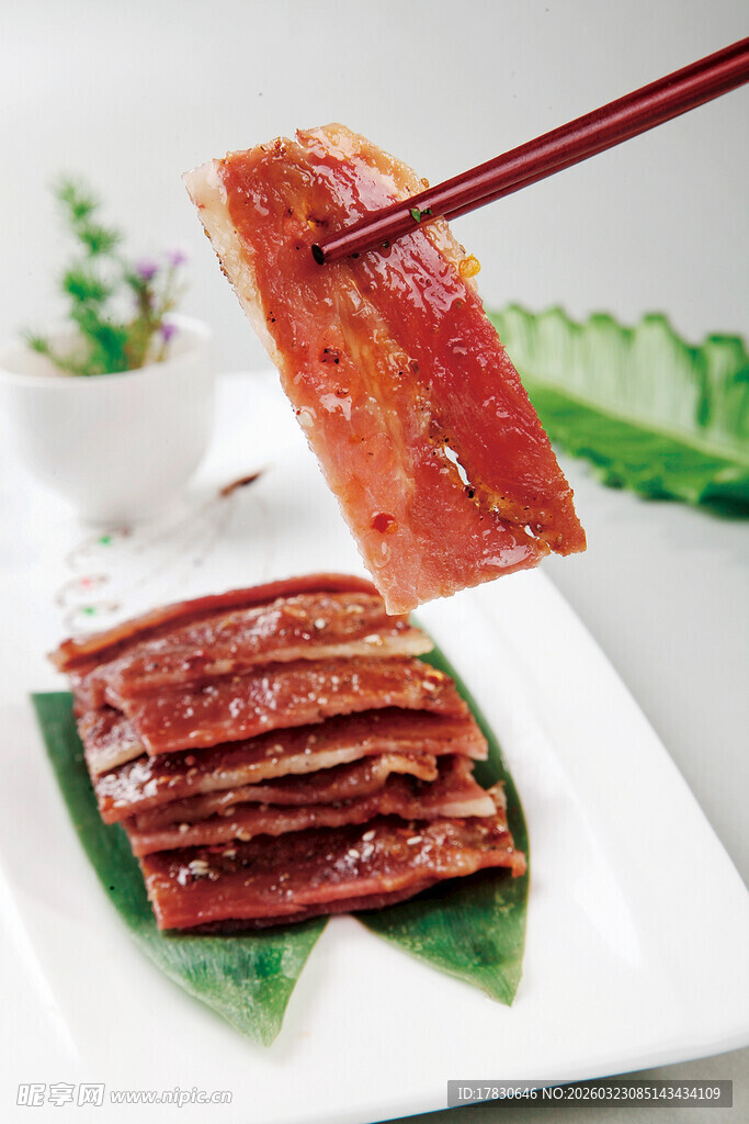 筷子夹起美味酱牛肉