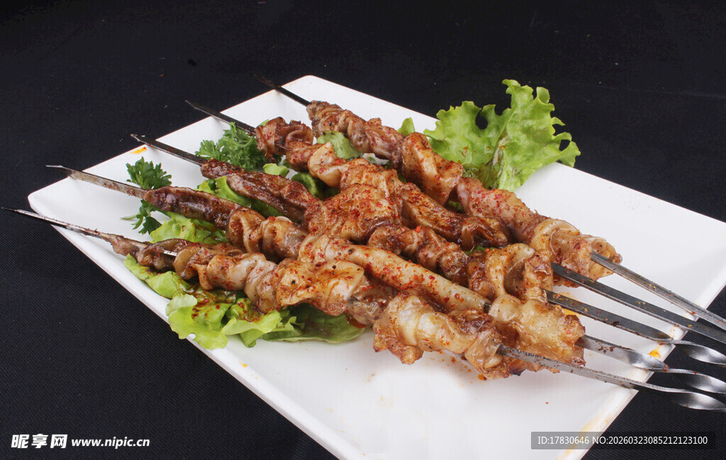 美味烤肉串摆于盘中