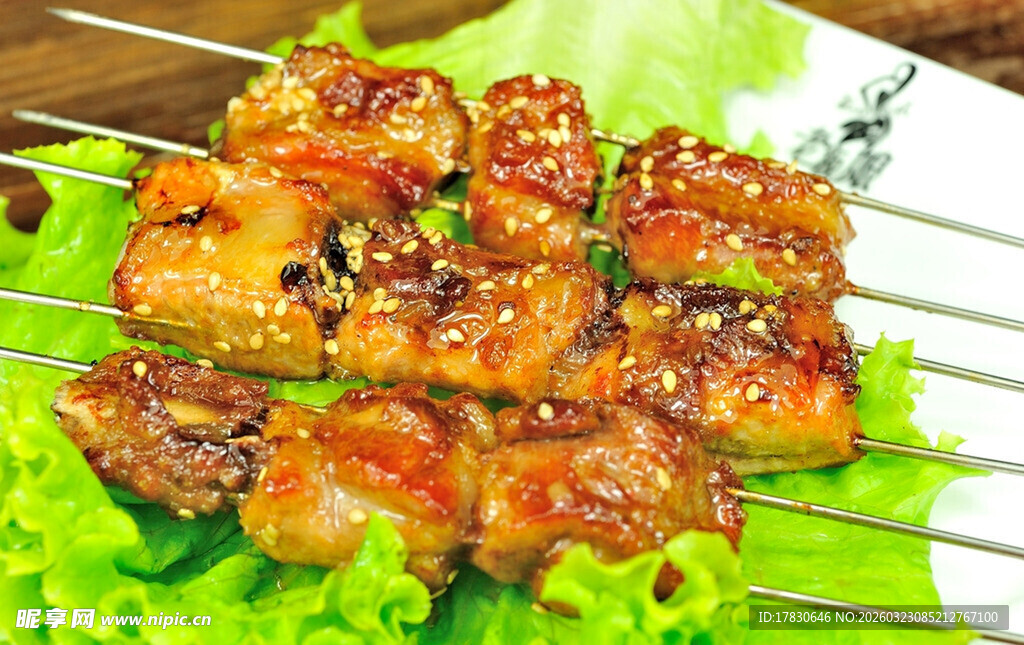 美味烤排骨串在生菜上
