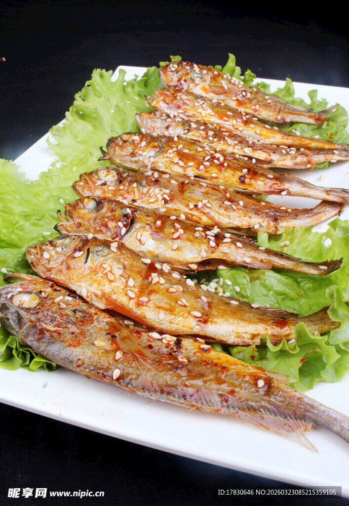 香煎多春鱼摆于翠绿生菜上