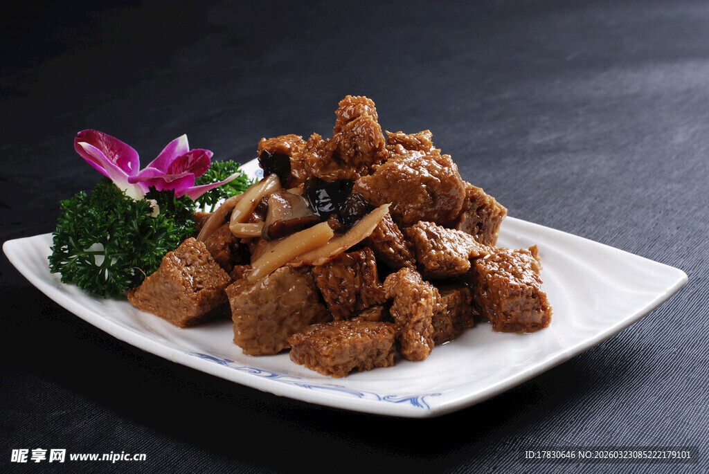 美味酱排骨摆盘精致