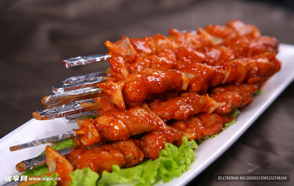 美味烤肉串摆于盘中