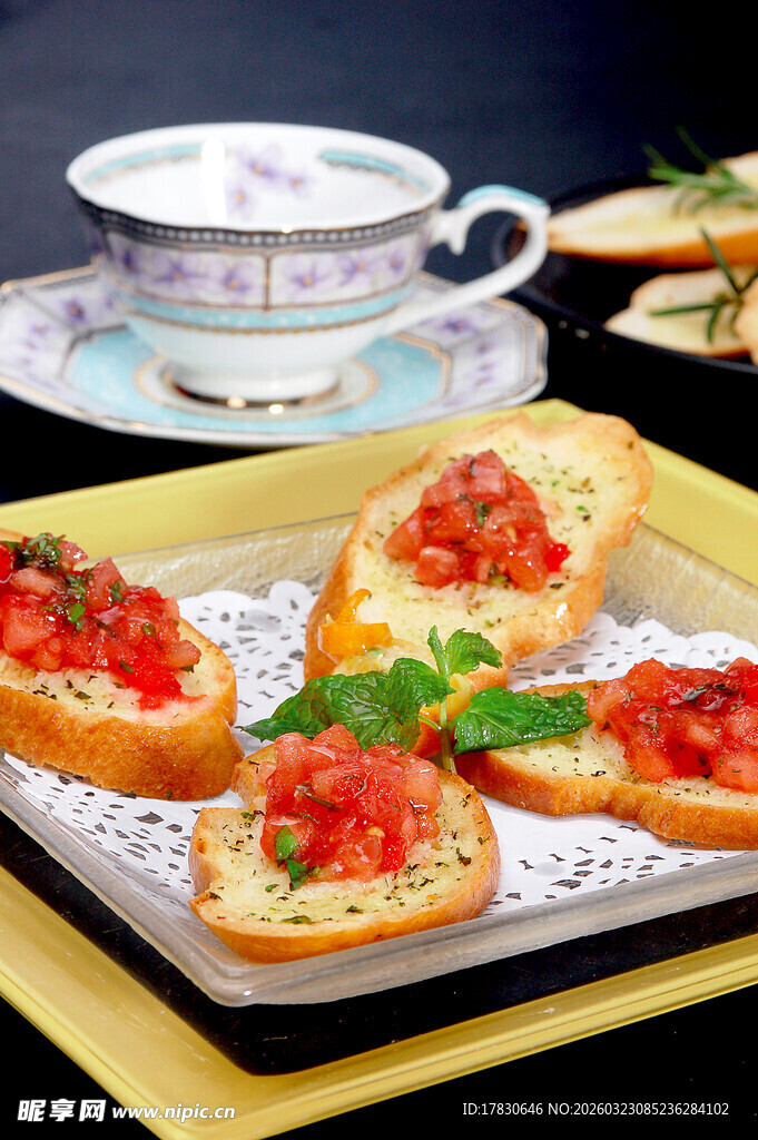 美味番茄面包配精致茶饮
