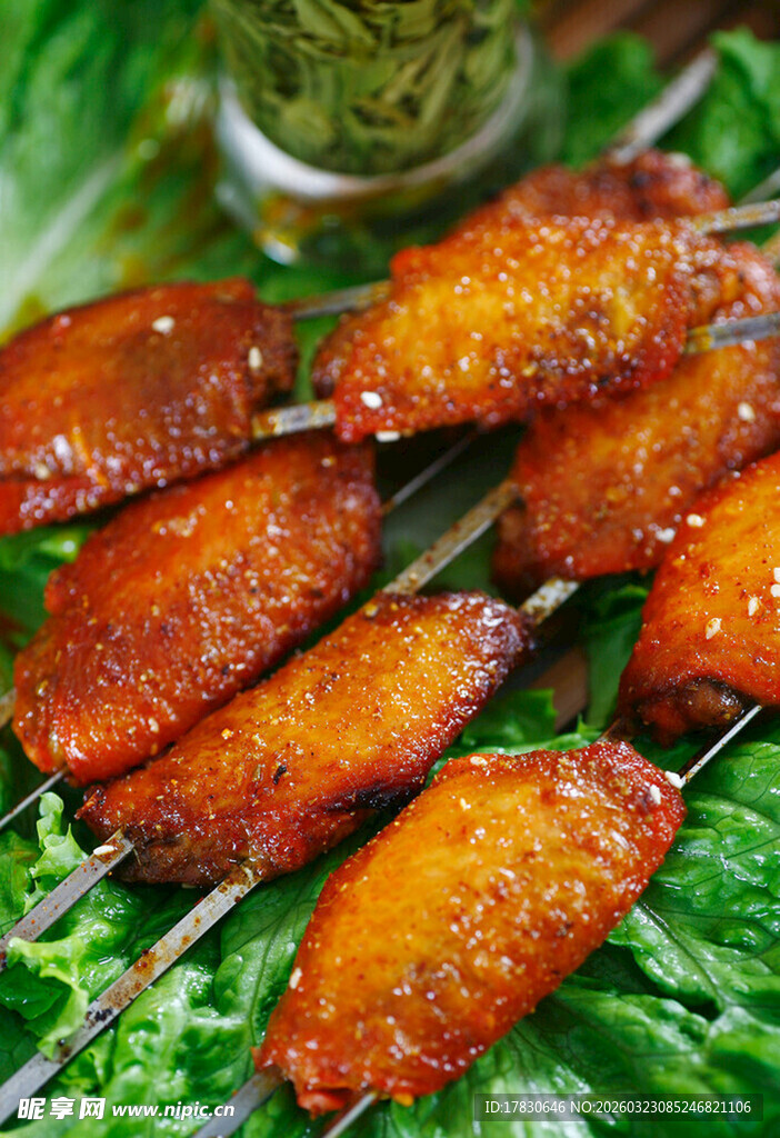 烤鸡翅摆于翠绿生菜上