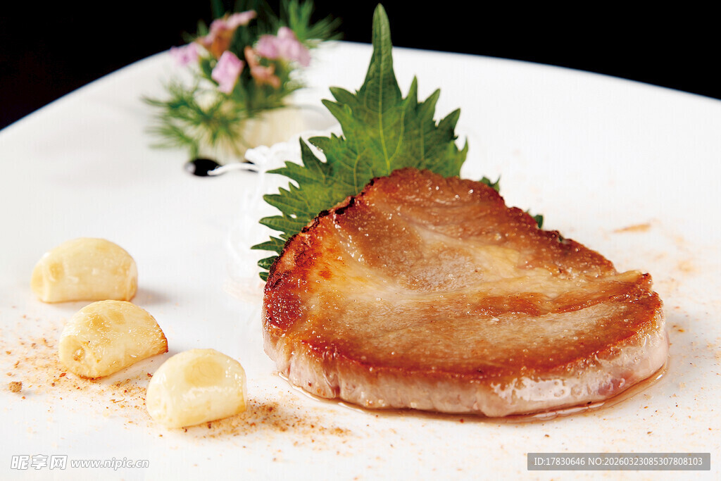 香煎猪排配精致小菜