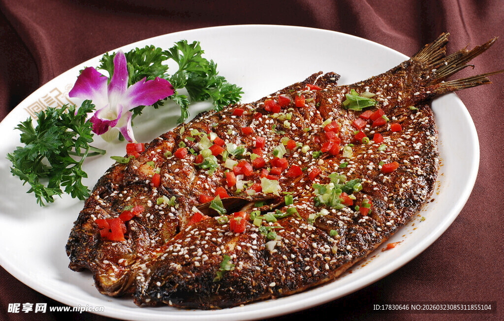 香辣美味煎鱼摆盘中