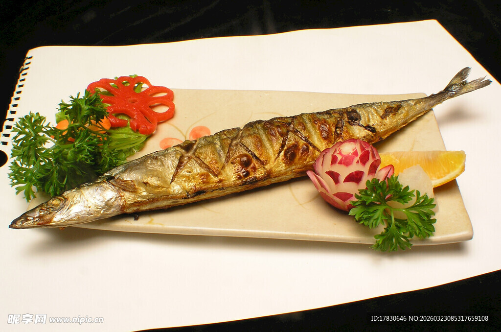 香煎秋刀鱼配清新配菜