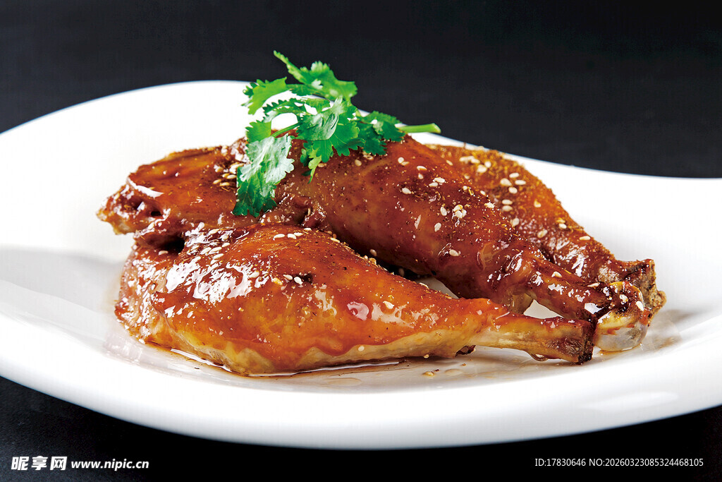 美味卤鸡腿摆于白盘
