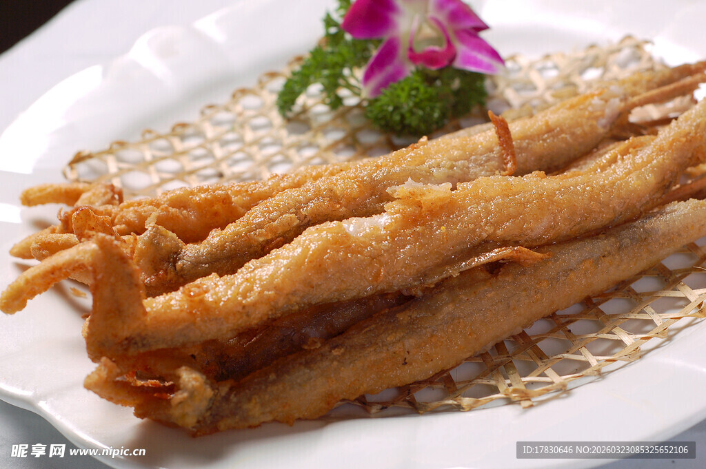 香炸银鱼摆花饰