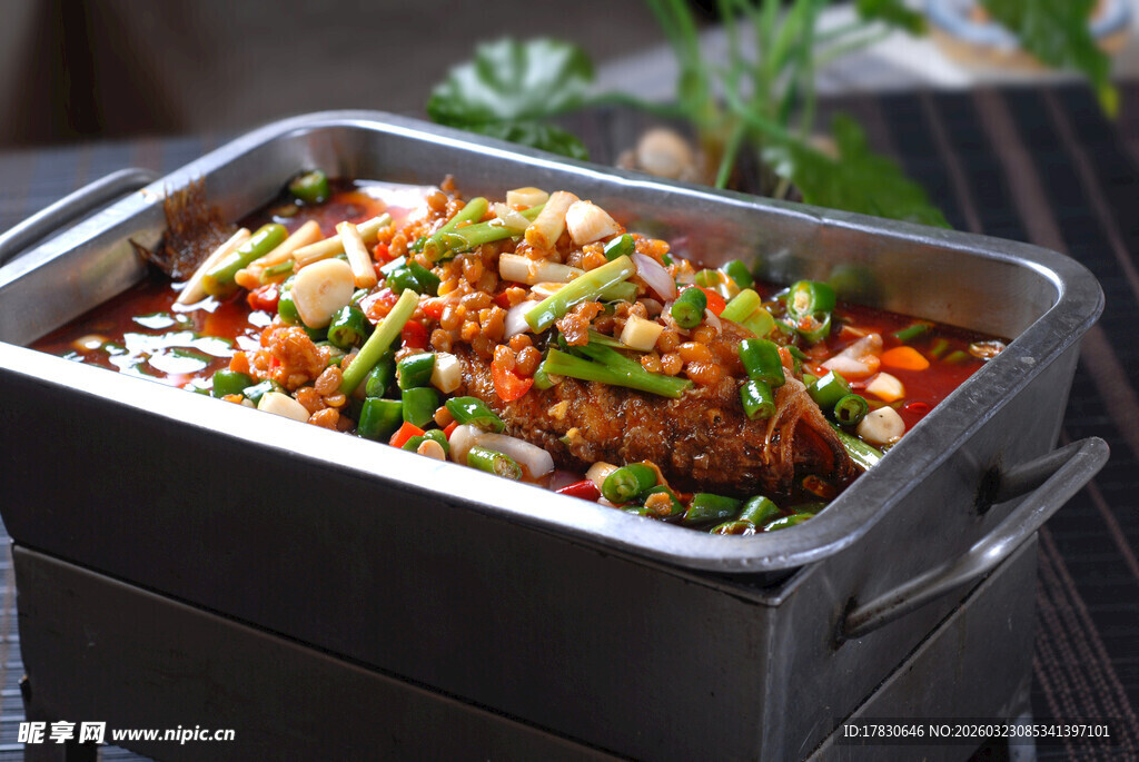 美味铁板菜肴色彩诱人