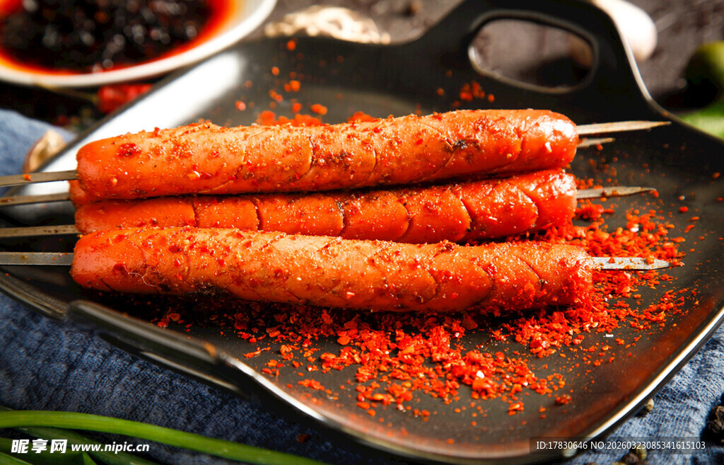 烤香肠撒料色泽诱人