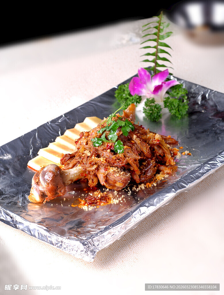 特色摆盘的美味肉食