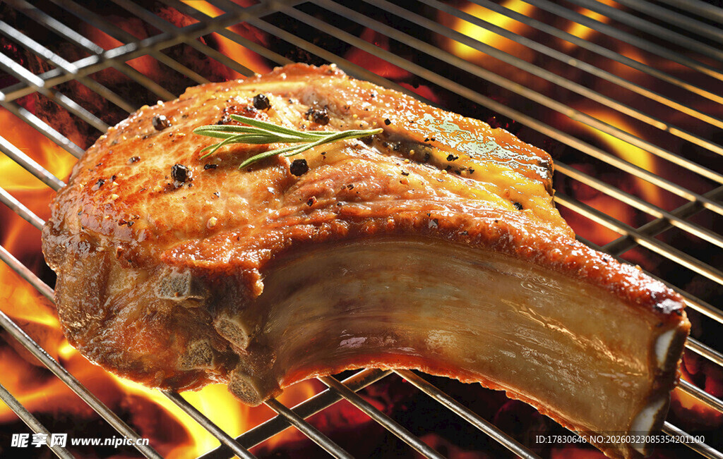 烤架上的美味多汁牛排