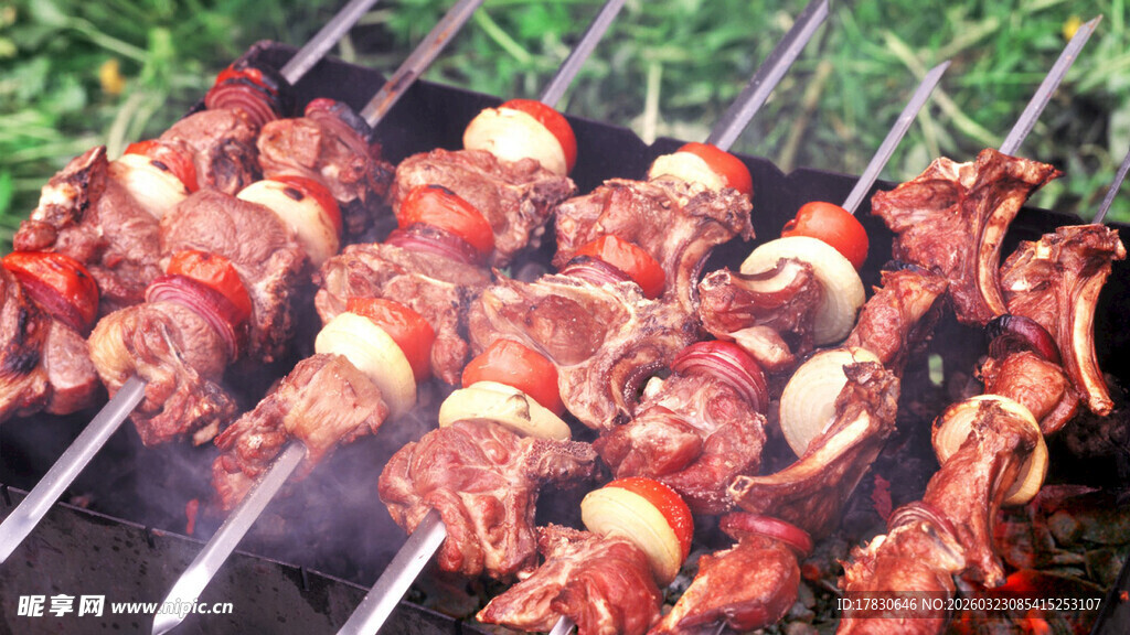 美味烤肉串在炭火上烤制