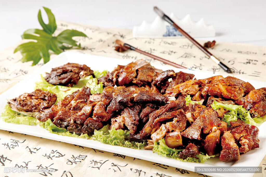 美味卤味拼盘摆于盘中