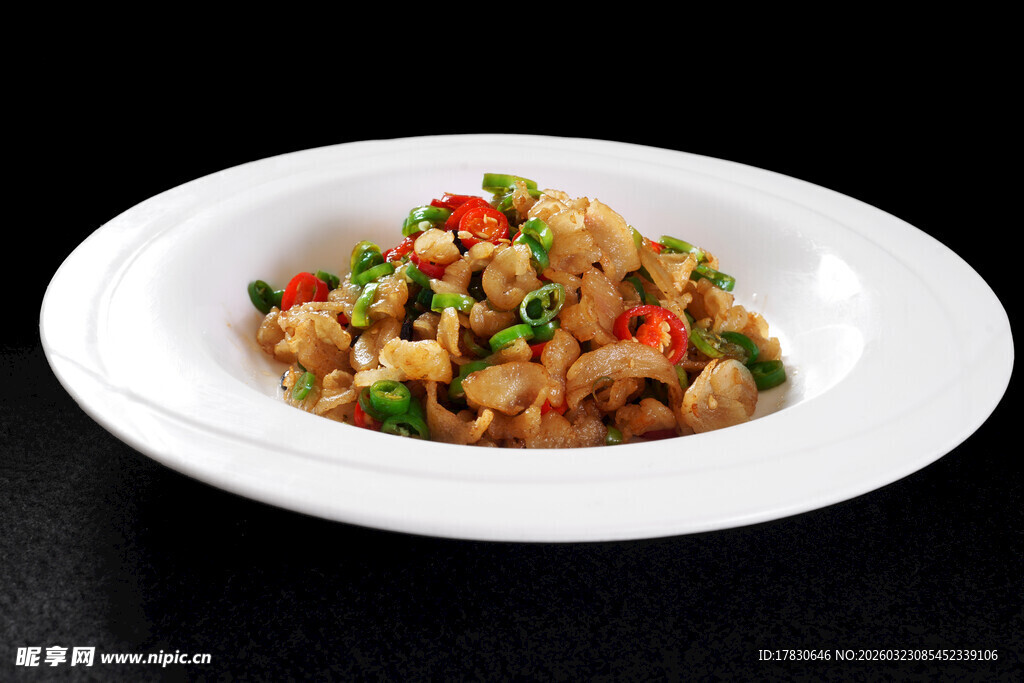 美味炒饭盛于白盘