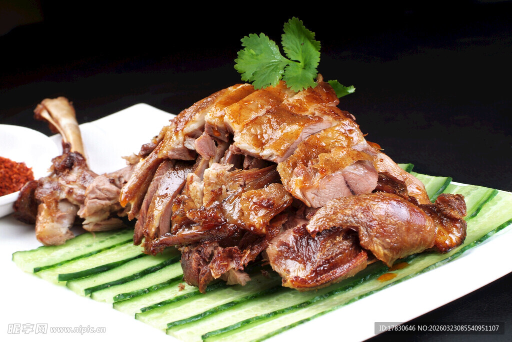 美味卤鸭摆于盘上