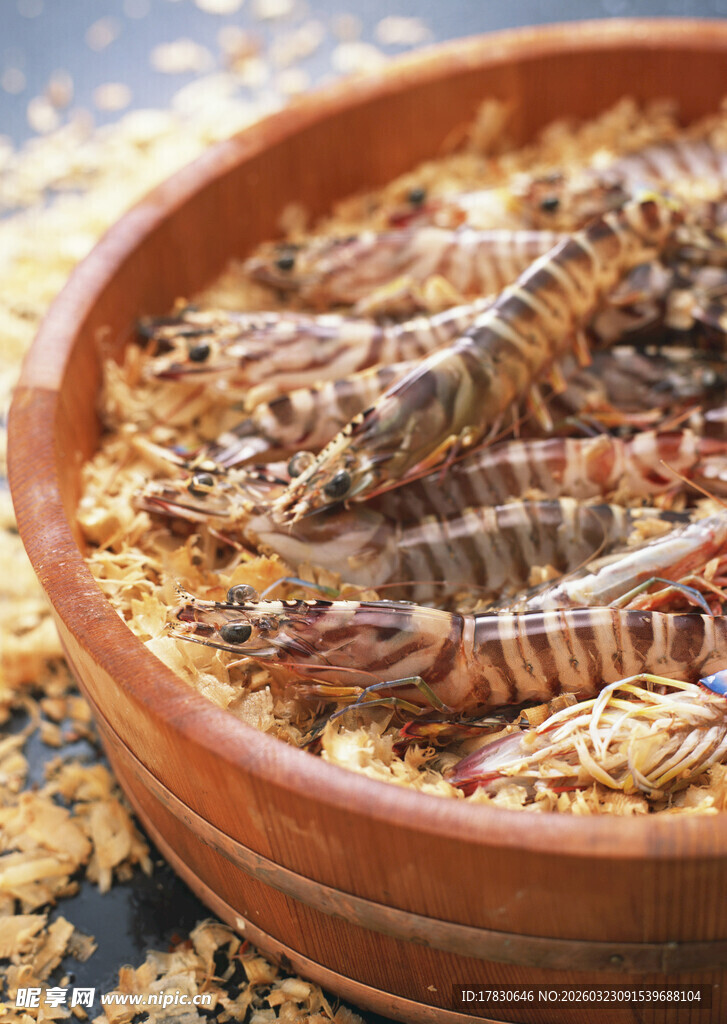 陶碗中的新鲜虎虾